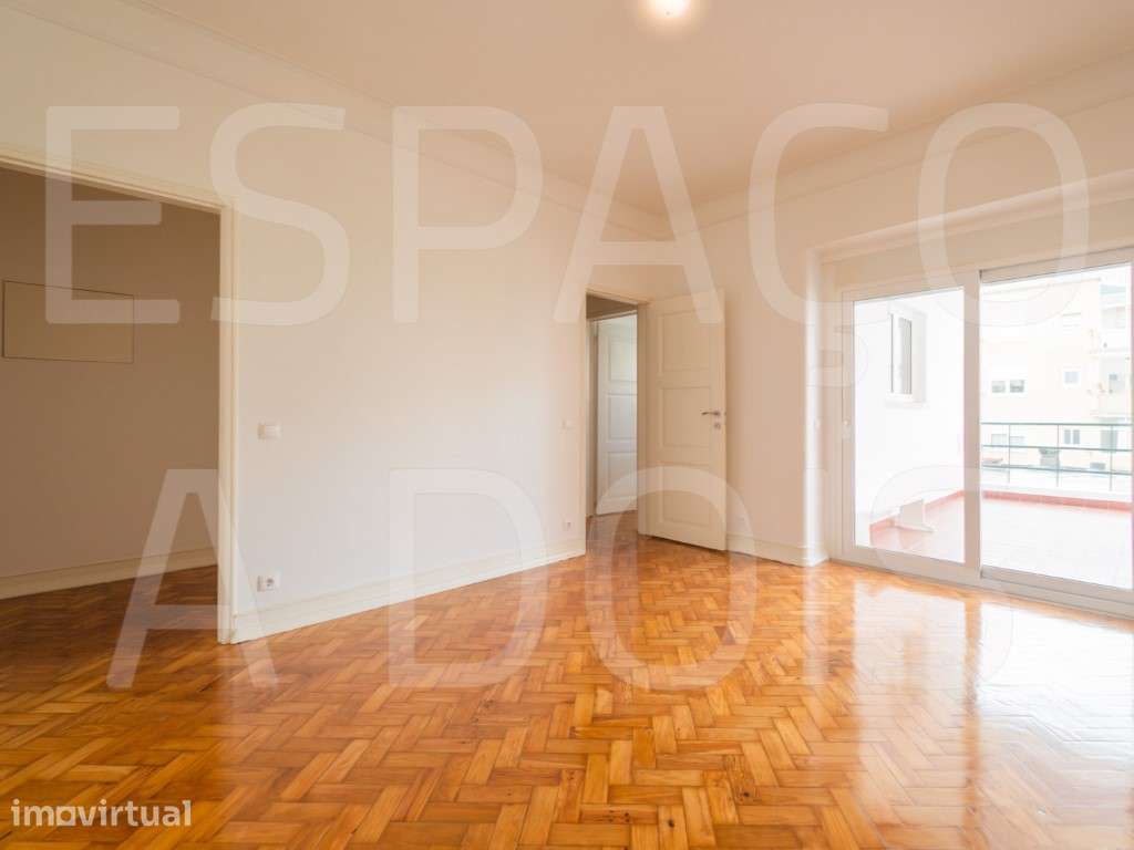 T4 Remodelado e Luminoso com 2 Varandas no Coração de Alvalade - Grande imagem: 4/60