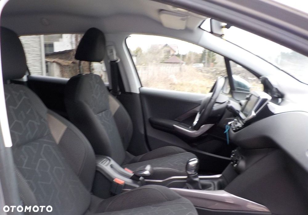 Peugeot 2008 1.2 Pure Tech GPF Style - 19