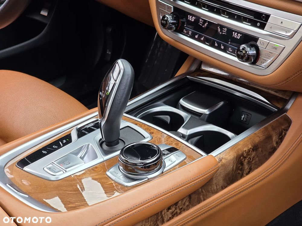 BMW Seria 7 750Li Edition Exclusive - 14