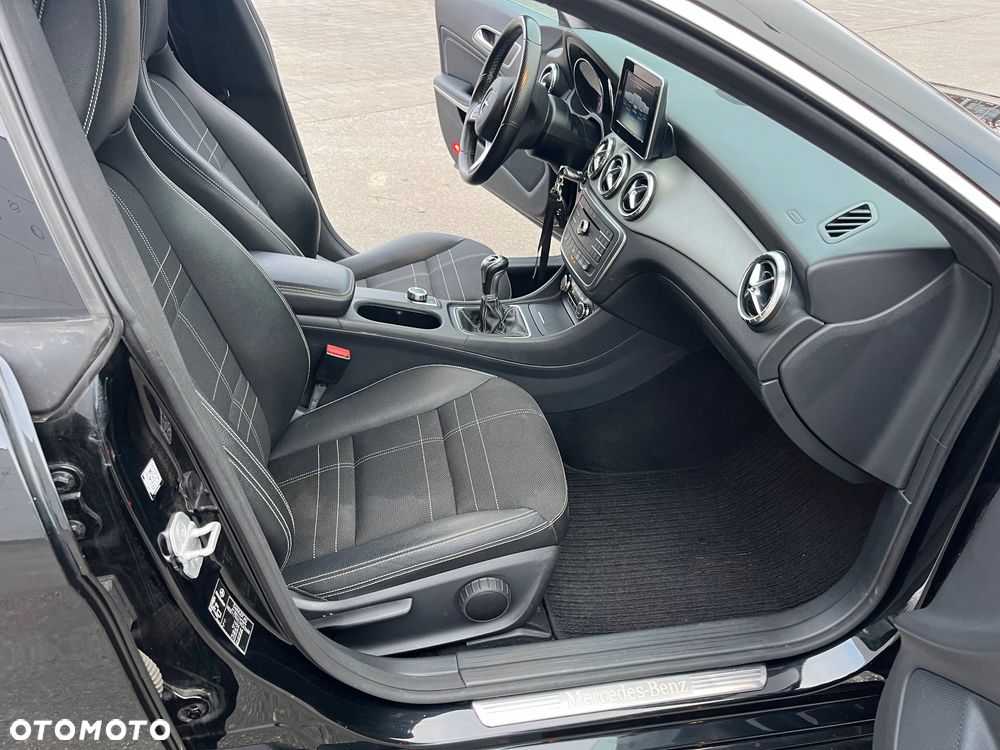 Mercedes-Benz CLA 180 Peak Edition - 19
