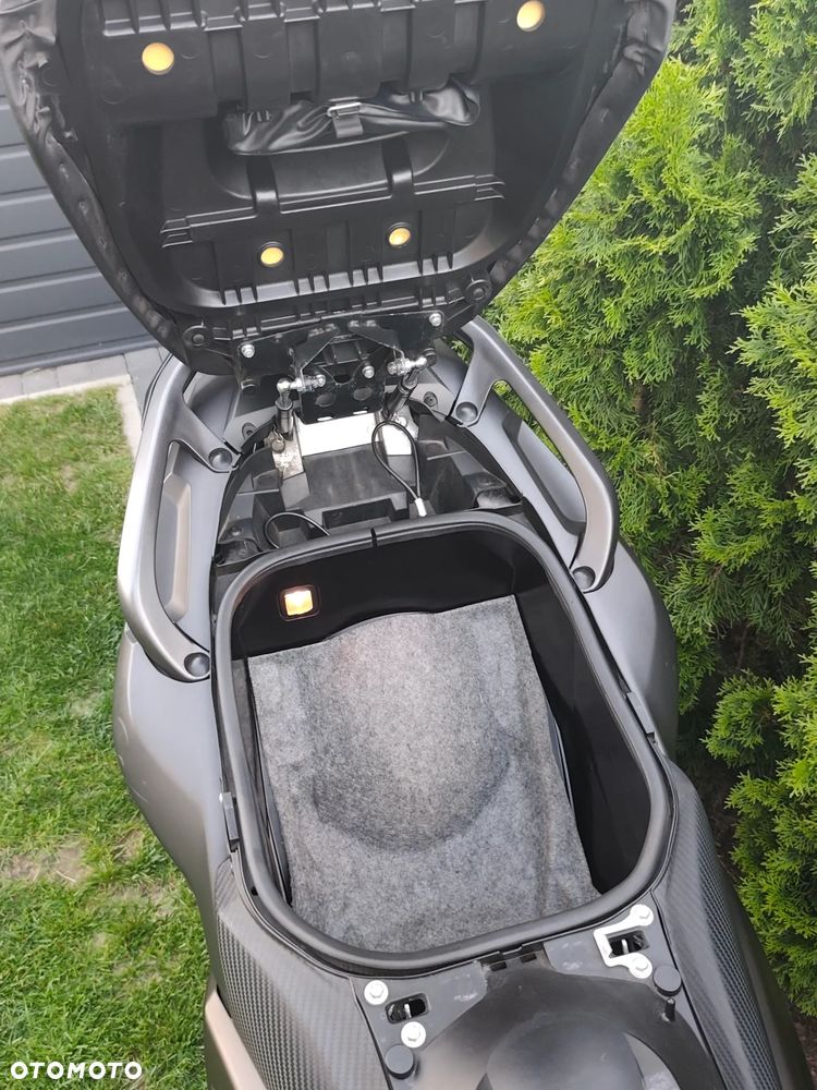 Yamaha Tmax - 12