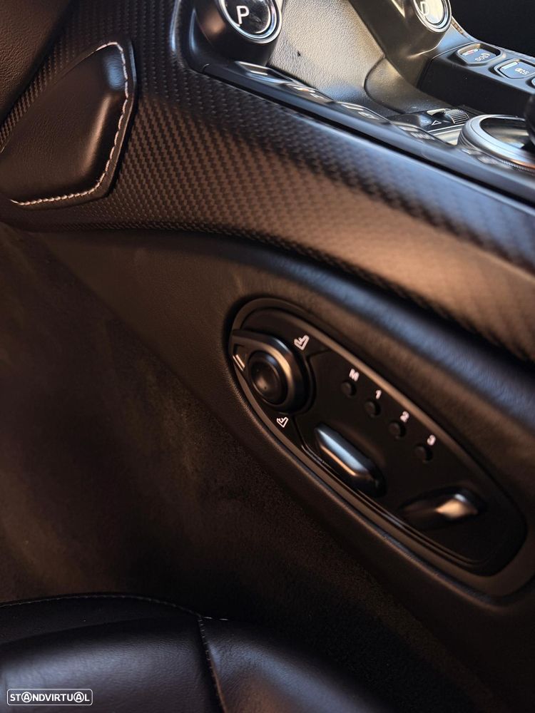 Aston Martin Vantage Coupe 4.0 Twin-Turbo V8 - 34