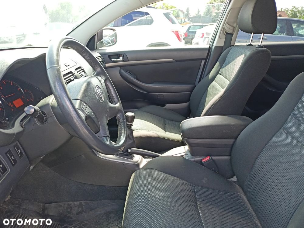 Toyota Avensis - 8