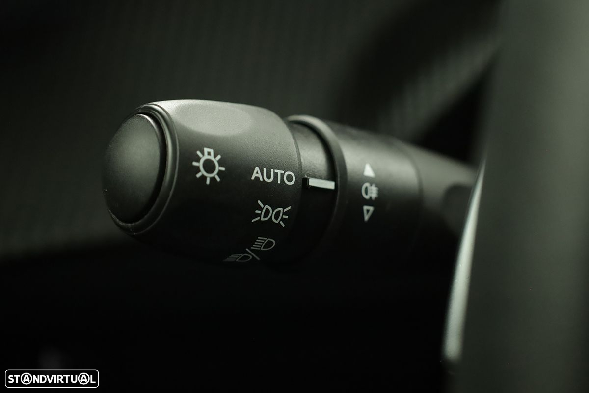 Peugeot 2008 1.2 PureTech Allure EAT8 - 17