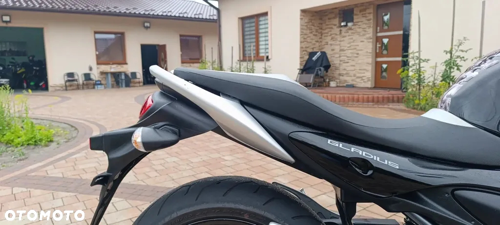 Suzuki GSR - 26