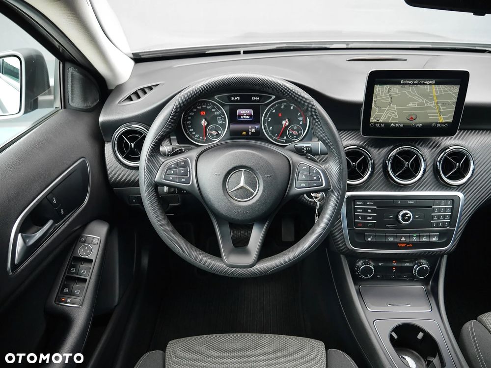 Mercedes-Benz GLA 180 7G-DCT - 9