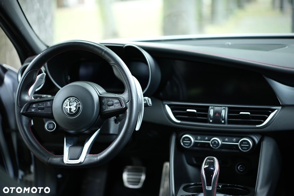 Alfa Romeo Giulia 2.0 Turbo Competizione Q4 - 11