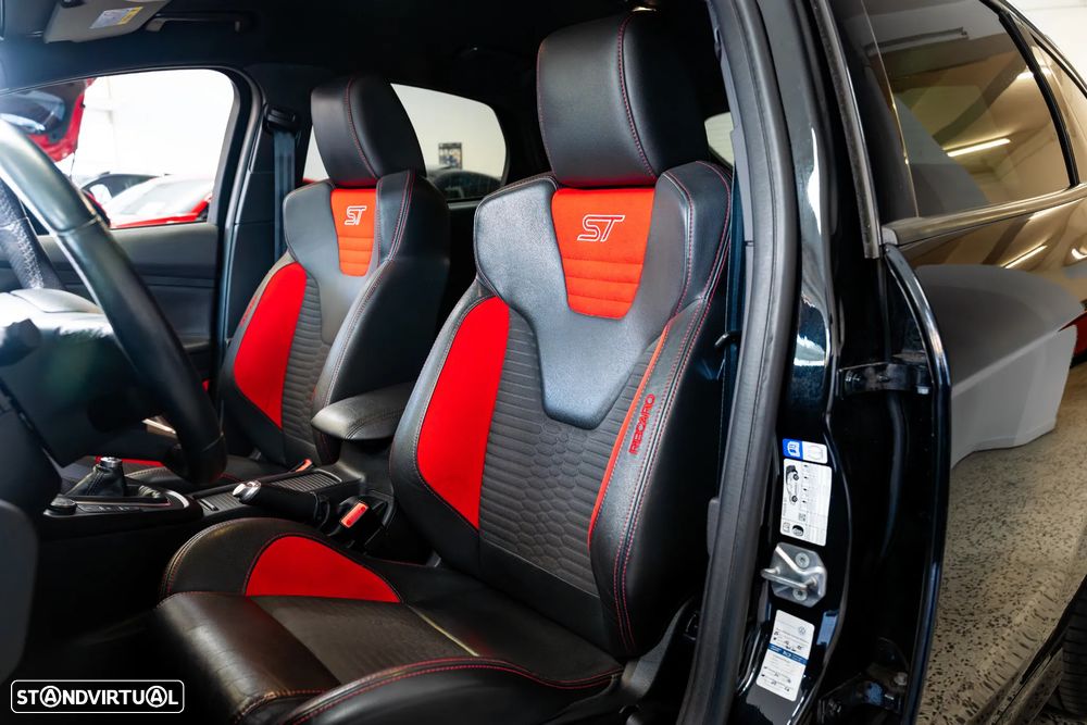 Ford Focus 2.0 EcoBoost ST c/ Pack Pele Desportiva - 11