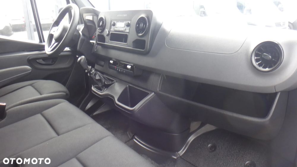 Mercedes-Benz Sprinter - 11