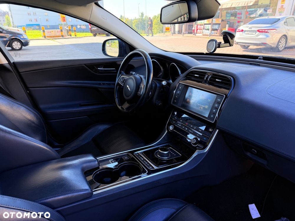 Jaguar Xe 2017 photo 2