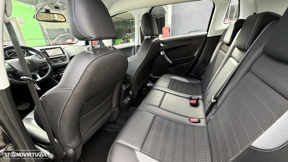 Peugeot 2008 1.2 PureTech Allure EAT6 - 33