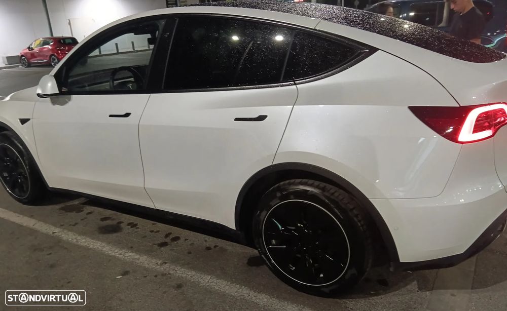 Tesla Model Y - 4