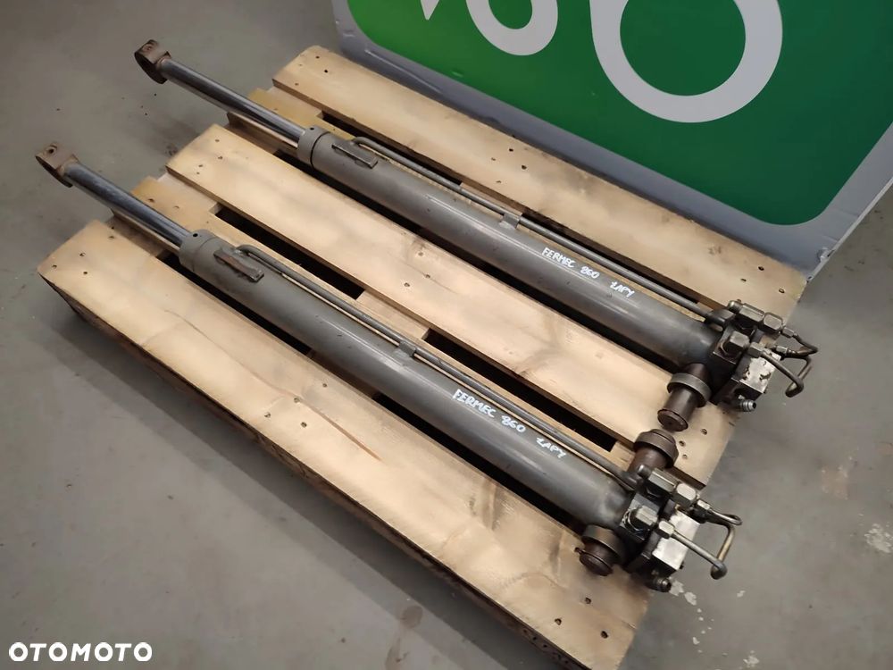 Siłownik hydrauliczny wychyłu przedniego ramienia FERMEC 860 - 3