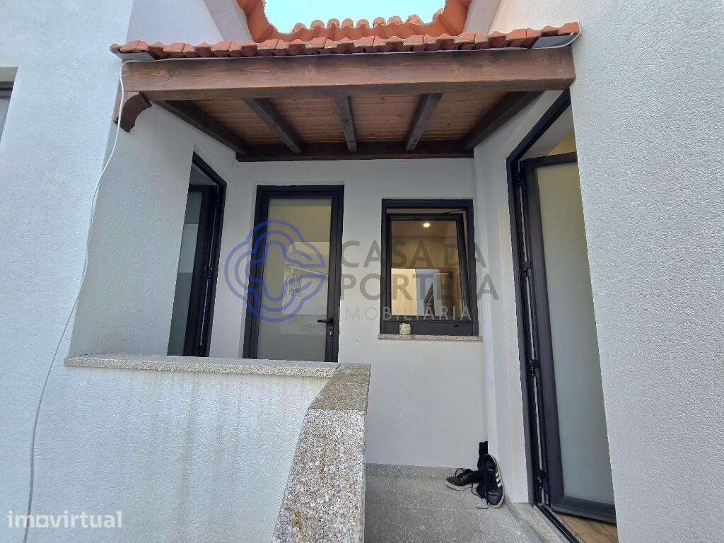 Moradia Bi Familiar, com entradas independentes em Paranhos Porto - Grande imagem: 3/39