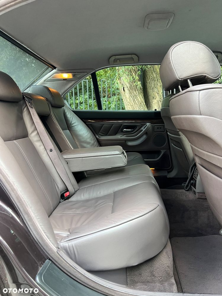 BMW Seria 7 735i - 24