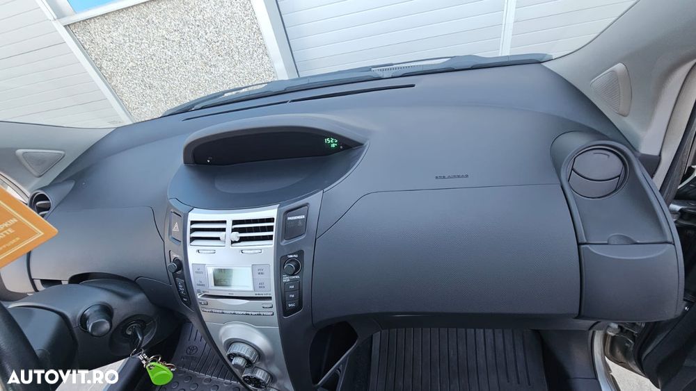 Toyota Yaris 1.3 Aut Luna - 9