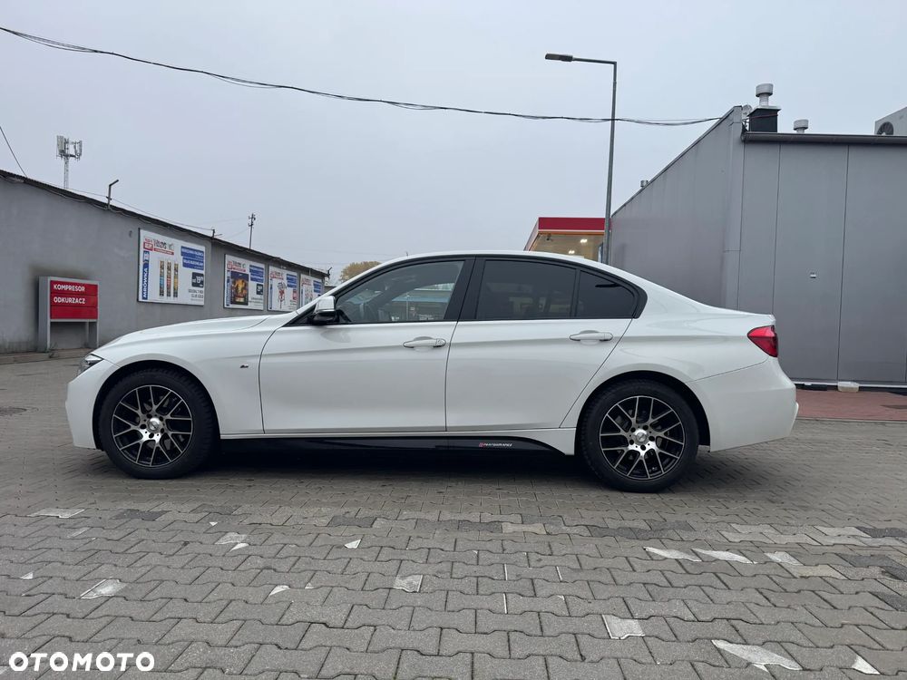 BMW Seria 3 330i xDrive M Sport - 1