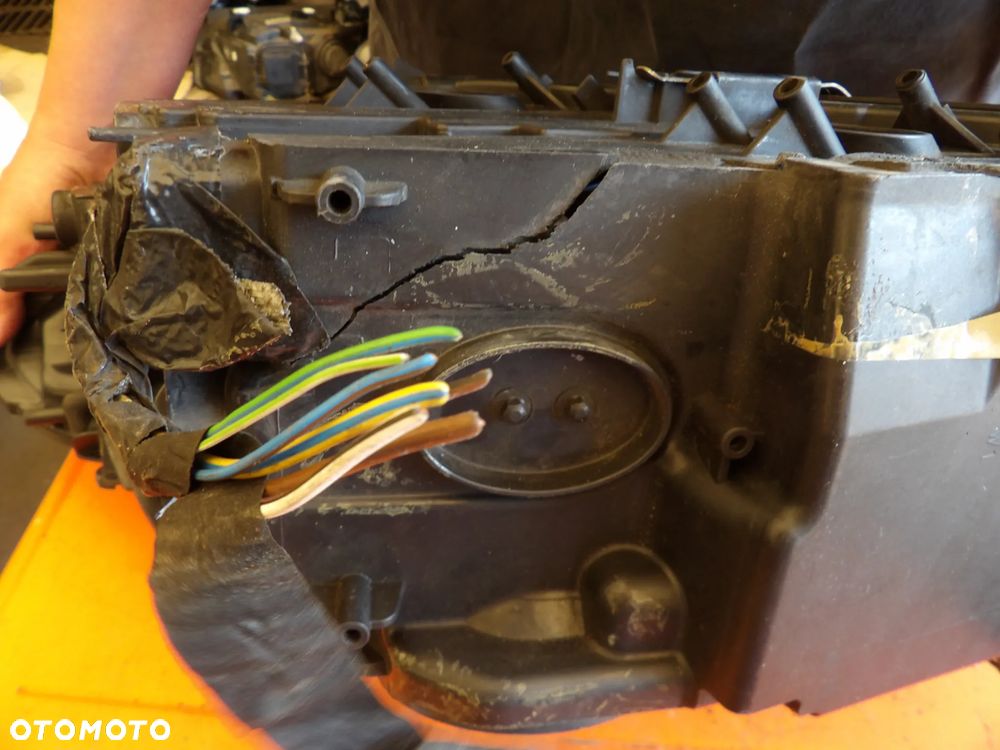 BMW - F10 - H7 - PĘKNIĘTA OBUDOWA - PRAWA LAMPA PRZEDNIA - EUROPA - 7203242 - 8