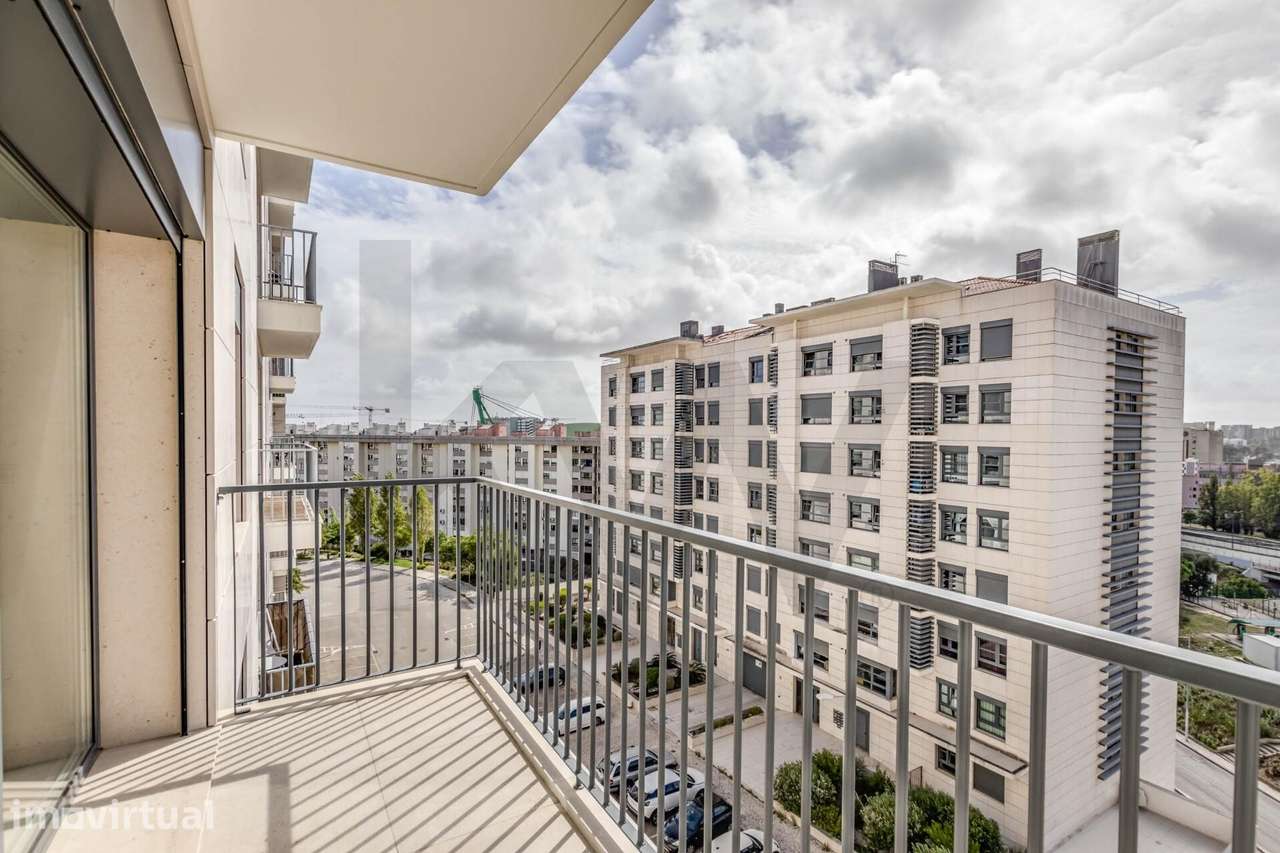 Apartamento T2 NOVO | 136 m2 ABP | VARANDA | 2 PARQUEAMENTOS | ALVALAD - Grande imagem: 2/28