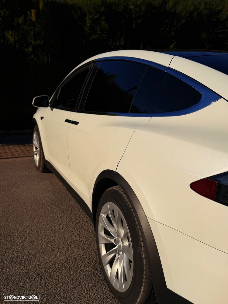 Tesla Model X - 12