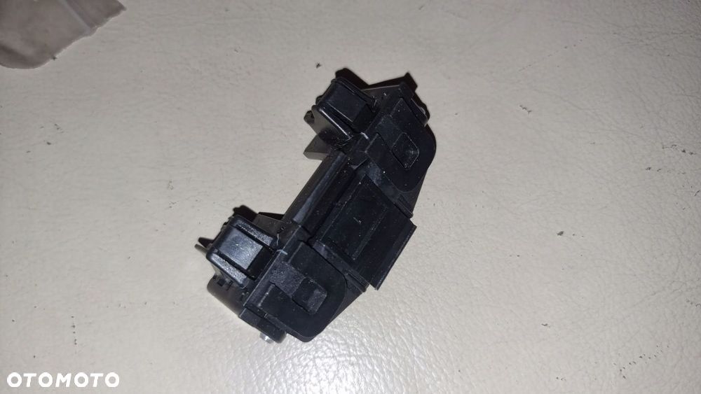 ZAWIAS KLAPKI WLEWU PALIWA BMW 8 E31 850 840 - 1