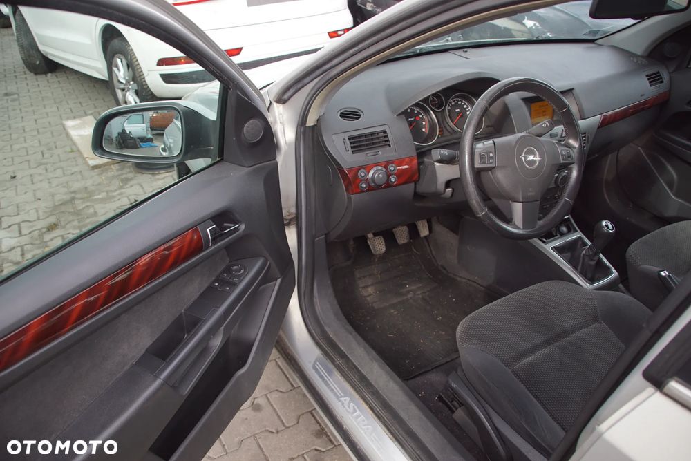 Auto na części - Opel Astra III H 1.6 105 KM Z16XEP F17 Z167 2004R Silnik Skrzynia Drzwi Maska Błotnik Zderzak Klapa Lampa Lusterko Klamka Szyba Deska Kokpit Sterownik Moduł Czujnik Licznik Wyświetlacz Panel Kierownica - 11
