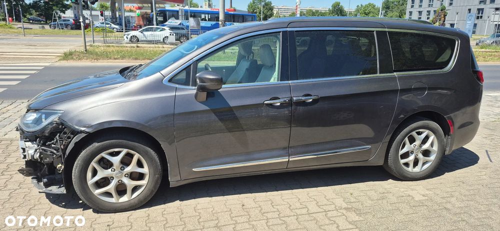 Chrysler Pacifica - 1