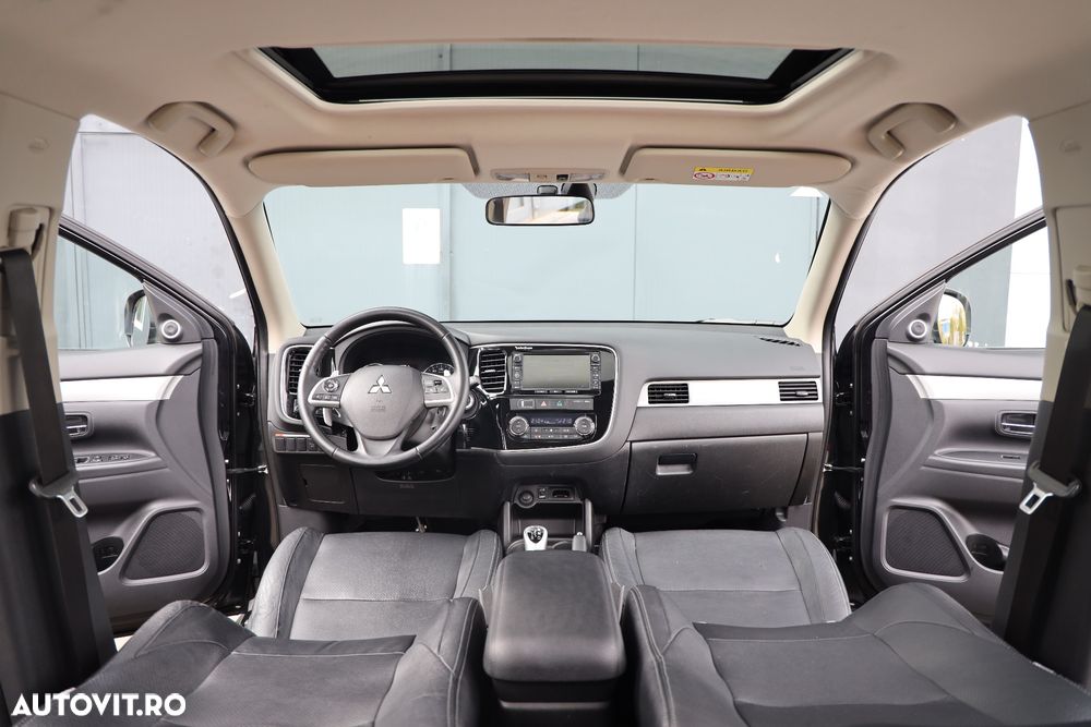 Mitsubishi Outlander 2.0 4WD Plug-In Hybrid - 11