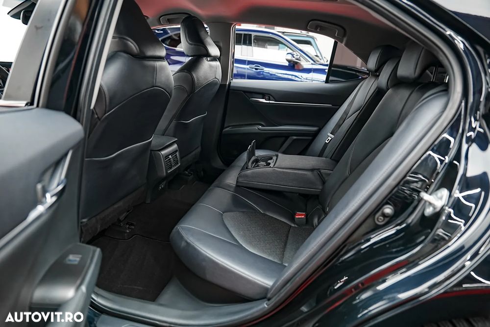 Toyota Camry Luxury - 6