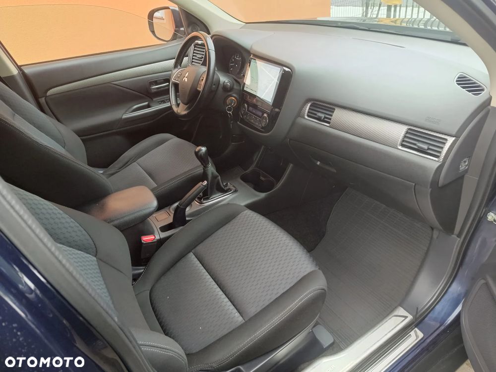 Mitsubishi Outlander 2.0 Invite + 2WD - 23