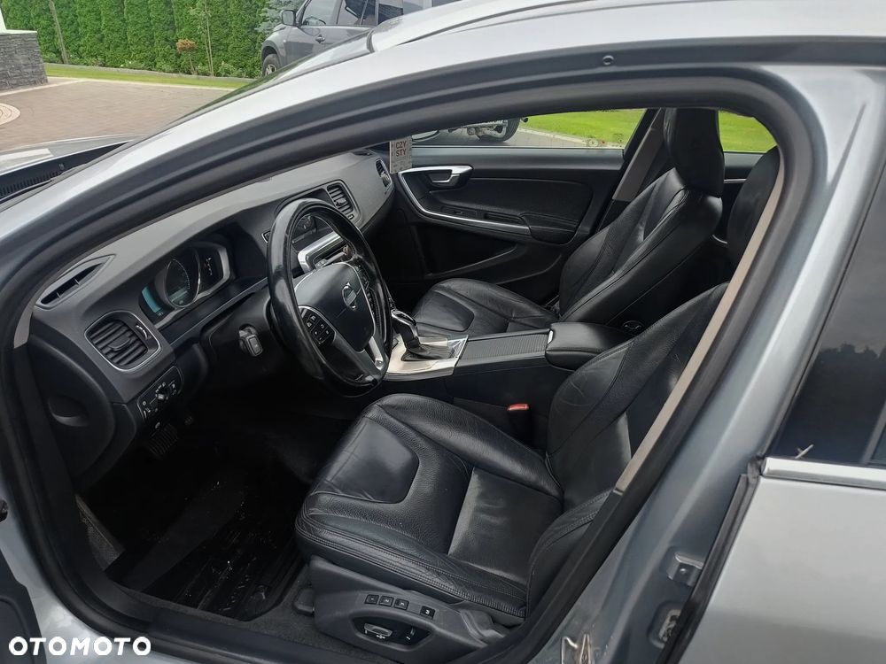 Volvo V60 D6 AWD Plug-in Hybrid Summum - 28