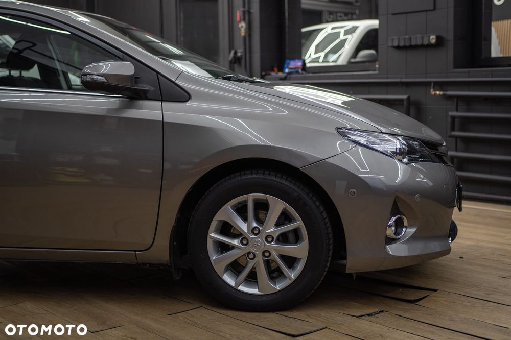 Toyota Auris 1.6 Premium + - 12