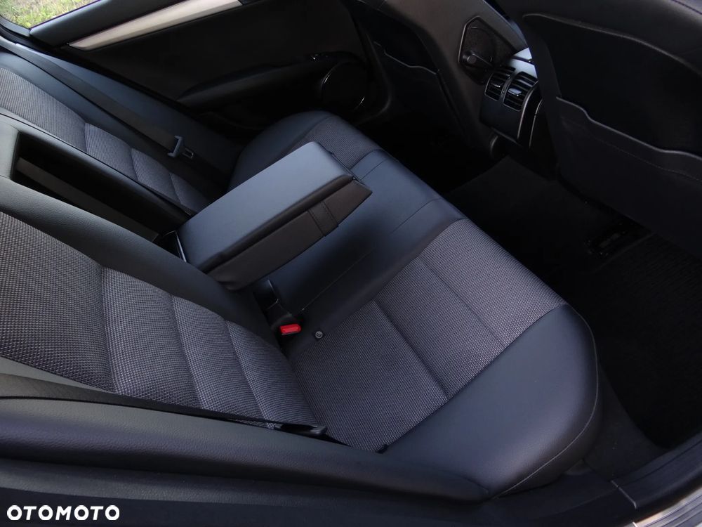 Mercedes-Benz Klasa C 180 BlueEFFICIENCY 7G-TRONIC Avantgarde - 27