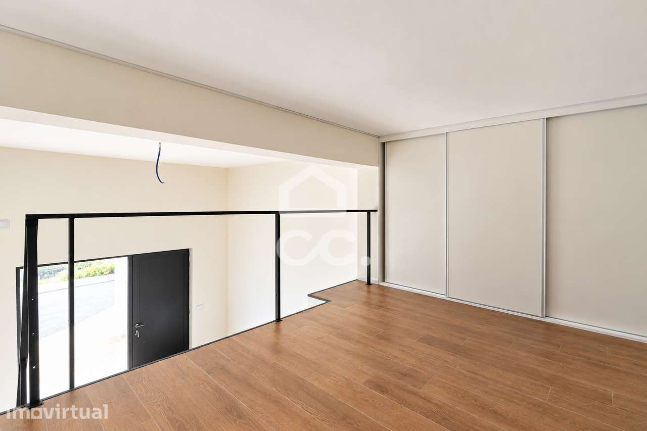 Loft Moderno em Santa Clara, Coimbra — Mezzanine, Deck Exterior e Carr - Grande imagem: 5/18