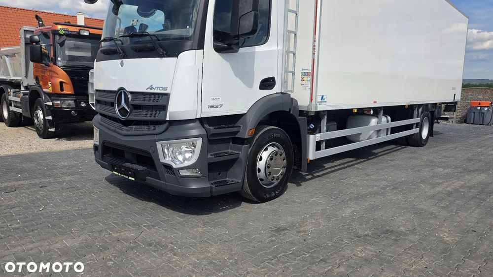 Mercedes-Benz Antos 1827 Chłodnia 9m 2.46 Wysoka!! 3-Osobowy - 5