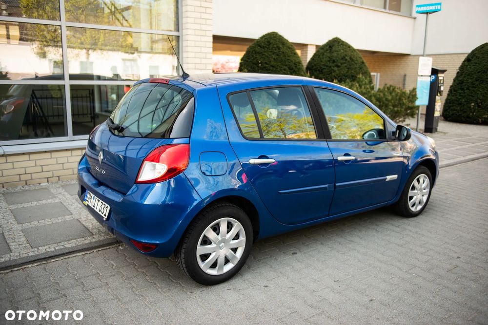 Renault Clio 1.2 16V Confort Authentique - 12