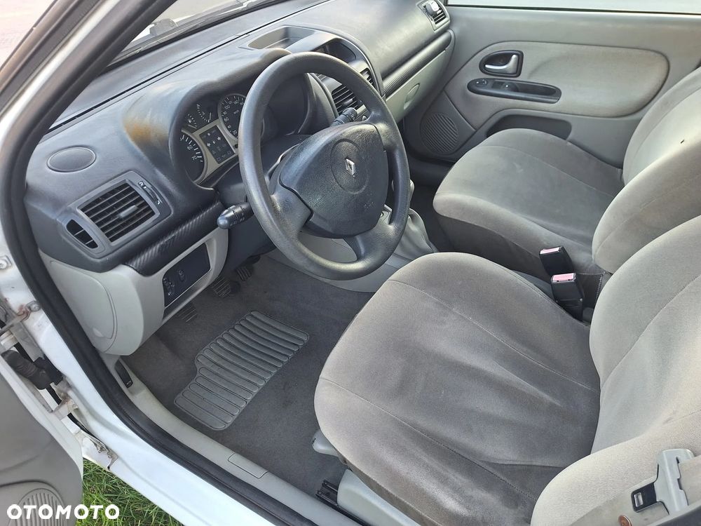 Renault Clio 1.4 16V Privilege - 14
