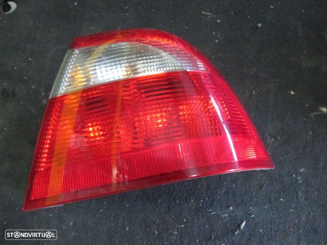 Farol Tras REF0766 SAAB 95 2002 4P DRT - 1