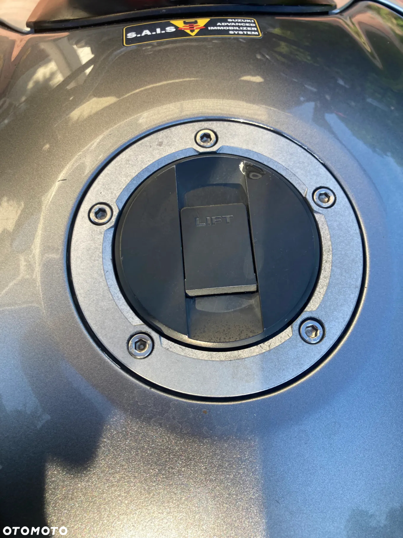Suzuki GSR - 24