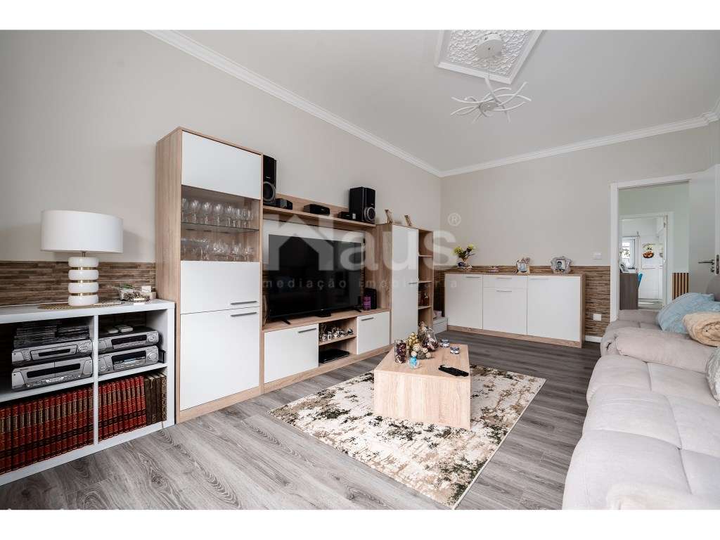 Moradia T2 com anexo e logradouro inserida em lote de 270m2 - Grande imagem: 5/26