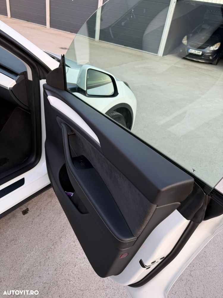 Tesla Model Y AWD Performance - 13