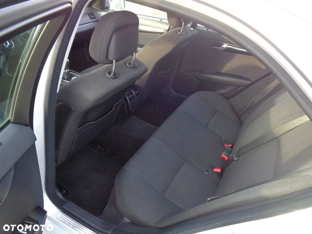 Mercedes-Benz Klasa C 180 CGI BlueEff Avantgarde - 11