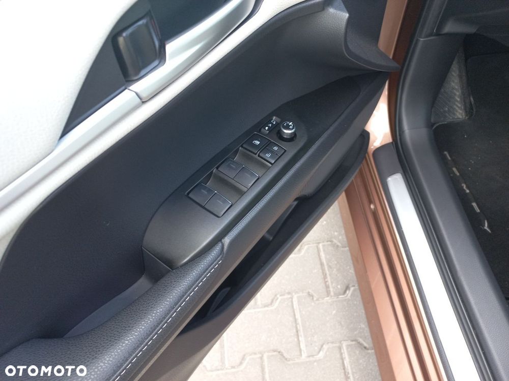 Toyota Camry - 17