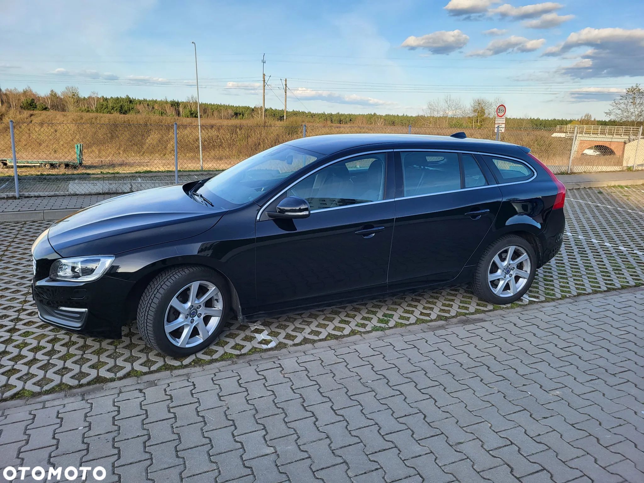 Volvo V60 T4 Momentum - 1