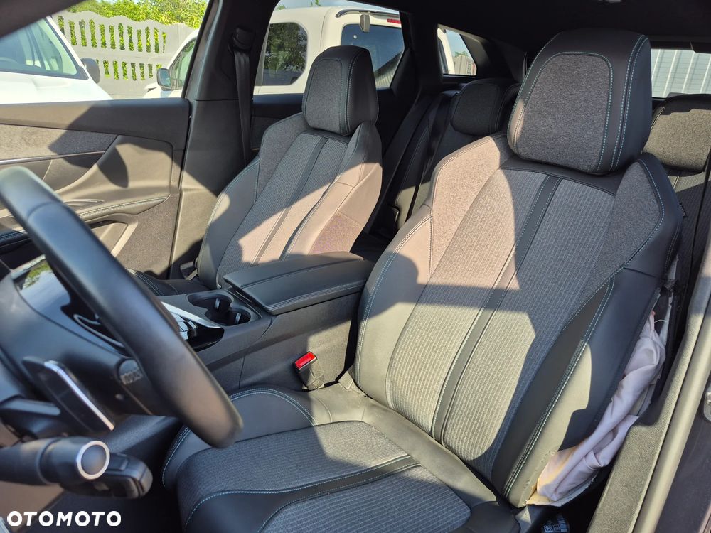 Peugeot 3008 1.2 PureTech Allure S&S EAT8 - 23