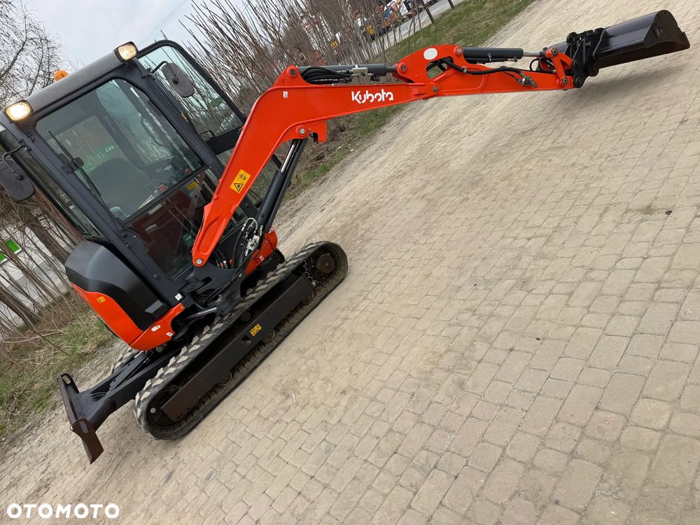 Kubota U27 Minikoparka koparka gąsienicowa 2.8 tony. jak Nówka sztuka z salonu! 2017 rok. 2200mtg. Przywieziona z Gospodarstwa Norweskiego! Zadbana Maszyna ani deka luzów i wycieków. Aktualna Dekra dokumentacja BMWT! Szybkozłącze Hydrauliczne. Szybka wolna jazda.Zamki na tłokach. Wersja Norweska!! OKAZJA - 27
