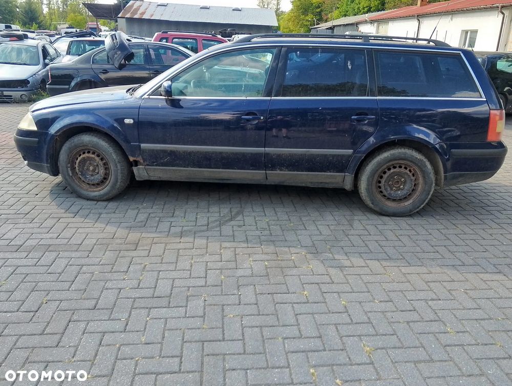 Volkswagen Passat B5 FL (00-05r.) 1.6 B 102KM. Silnik ALZ Skrzynia DVP lakier B5N / LB5N / 7D.Cały na części. GWARANCJA !!!  Przód Tył Zestaw Komplet Drzwi Klapa Zderzak Błotnik Maska Grill Atrapa Szyba Pas Lampa Lusterko Boczki Fotel Kanapa Kokpit Deska Rozdzielcza Przełącznik Włącznik Sterownik Przewody Wiązka Instalacja Moduł Komputer Czujnik Listwa Pompa Alternator Wtryski Głowica Rozrusznik Kompresor Sprzęgło Dwumas Silnik Skrzynia ABS Klimatyzacji Paliwa Wspomagania Kolektor Turbina Przepustnica Zawór Chłodnica Koło Hak Belka Sanki Zawieszenie Mcpherson Półoś Amortyzator Wydech Tłumik Zacisk Most - 3