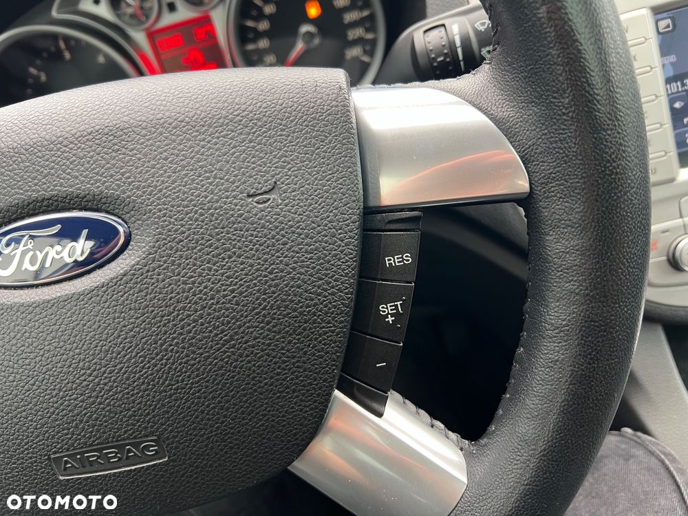 Ford Kuga - 36