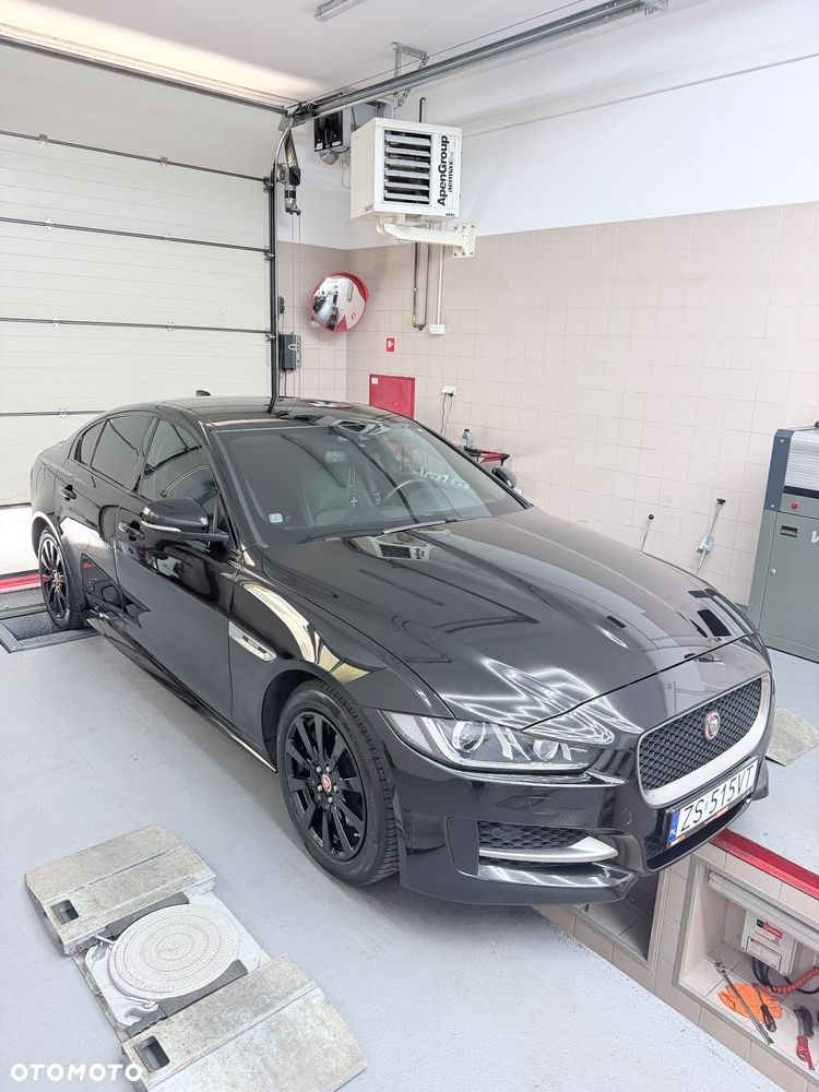 Jaguar XE 2.0 D AWD R-Sport - 10