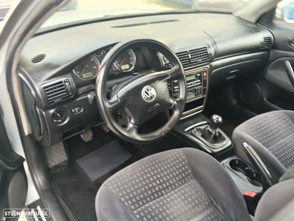 VW Passat 1.9 TDi Highline - 9